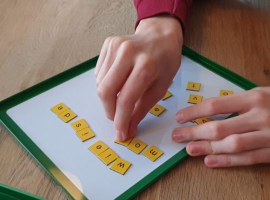 Een magneetbord met losse letters
