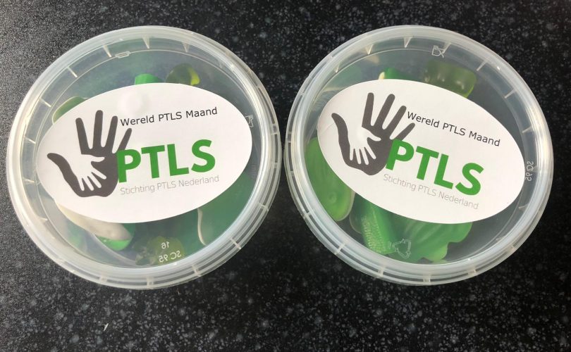 twee plastic bakjes met groene snoepjes erin